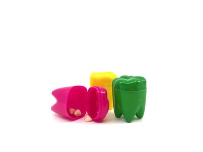 Plastový Zub na úschovu mléčných zoubku