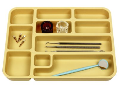 Tácek s přihrádkami na uskladnění nástrojů