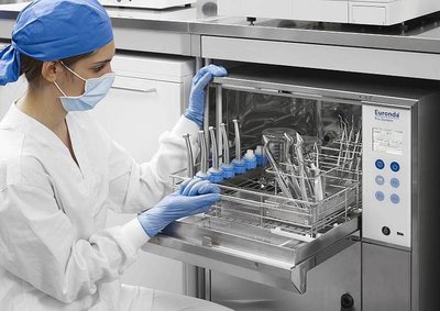 Termodezinfekční myčka Euronda Eurosafe 60 pro automatické předmytí, mytí, tepelnou dezinfekci, vysušení nástrojů