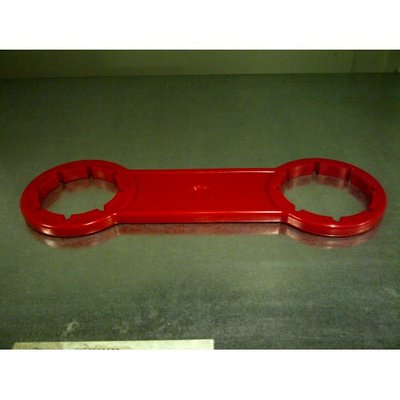 Klíč oboustranný na 5l,10l a 30l kanystr, červený