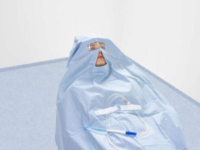 EURONDA Speciální ochranná operační rouška pro delší operace pro pacienty s výřezem na ústa a oči 133 x 200 5ks/bal (270226)