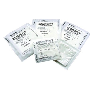 Kompresy z netkaného textilu, sterilní, 7,5 x 7,5 cm, 4vr., 100 x 5 ks