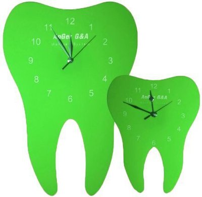 Hodiny ve tvaru zubu, zelené