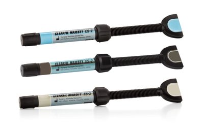 CLEARFIL MAJESTY ES-2 Introductory Kit Syringe (3 x 1.2 g/0,7 ml) odcienie: Classic A2, Premium A2D, A2E