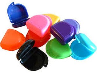 Pudełka na aparaty i protezy Classic Midi mix kolorów z miejscem na kluczyk 1 op 10 szt